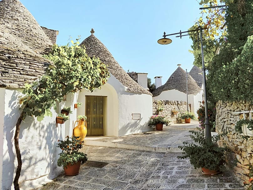 Alberobello in Italien ist berühmt für seine charakteristischen Trulli-Häuser