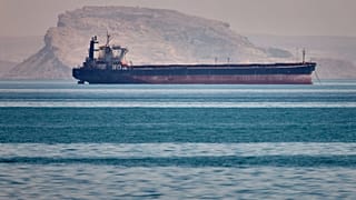 ترسو سفينة شحن بضائع سائبة في مضيق هرمز قبالة بندر عباس، إيران، يوم السبت الموافق 2 مايو 2026