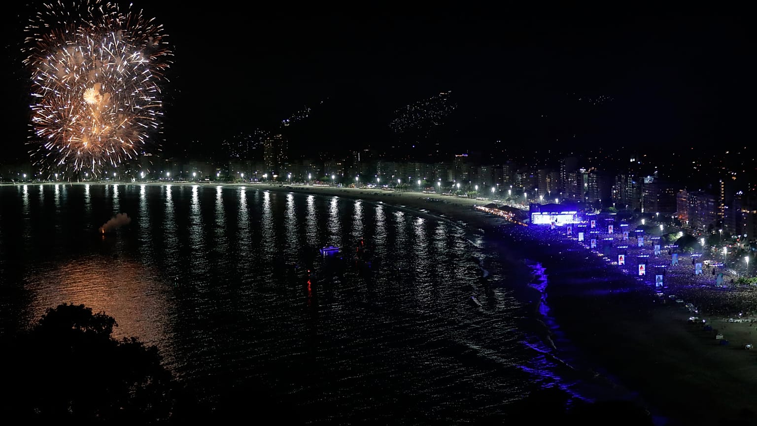 Des feux d’artifice éclatent tandis que les fans se pressent sur la plage de Copacabana pour un concert gratuit de la star pop colombienne Shakira à Rio de Janeiro.