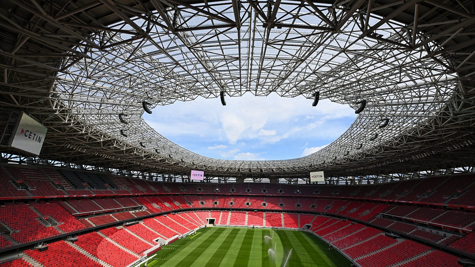 Vue générale de la Puskas Arena, lieu où se déroulera la finale de la Ligue des champions de l'UEFA 2026, à Budapest, en Hongrie