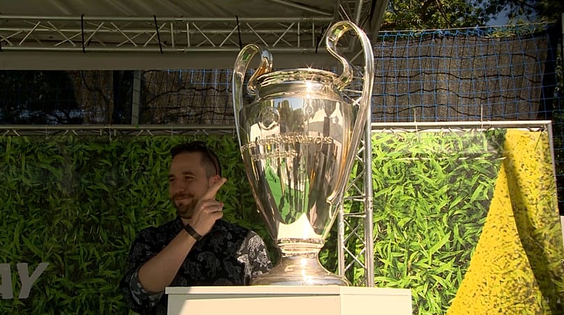 Un spectateur se fait prendre en photo avec la "Coupe aux Grandes Oreilles" à Budapest