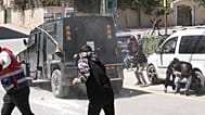 اشتبك أشخاص مع شرطة الحدود الإسرائيلية خلال جنازة  في قرية المغير بالضفة الغربية، الأربعاء 22 أبريل 2026. 