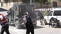 اشتبك أشخاص مع شرطة الحدود الإسرائيلية خلال جنازة  في قرية المغير بالضفة الغربية، الأربعاء 22 أبريل 2026. 
