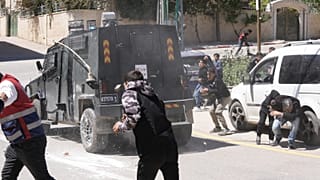 اشتبك أشخاص مع شرطة الحدود الإسرائيلية خلال جنازة  في قرية المغير بالضفة الغربية، الأربعاء 22 أبريل 2026. 