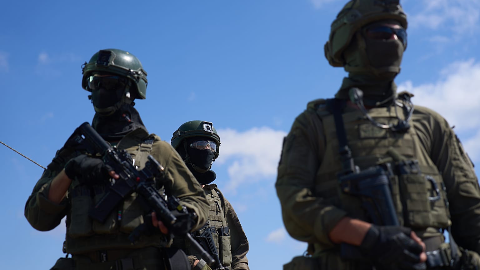 Des soldats israéliens occupent une position militaire surplombant la zone dite « ligne jaune » dans le centre de la bande de Gaza, mardi 26 mai 2026.