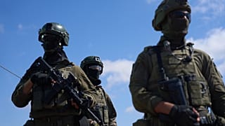Des soldats israéliens occupent une position militaire surplombant la zone dite « ligne jaune » dans le centre de la bande de Gaza, mardi 26 mai 2026.
