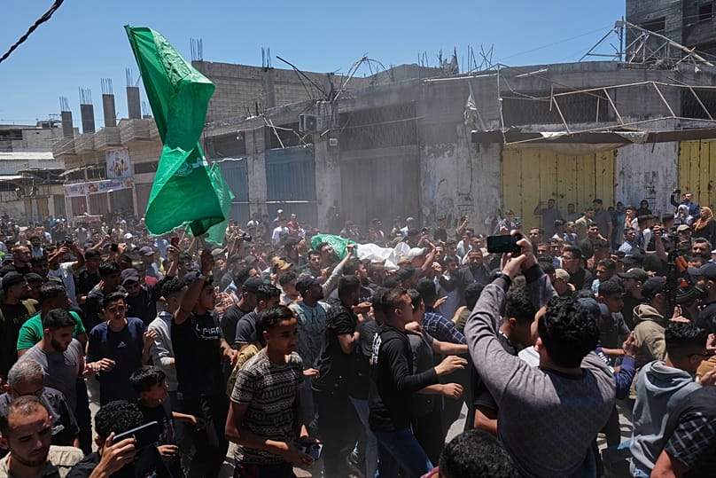 Des Palestiniens assistent aux funérailles d’un militant du Hamas, de son épouse et de leur fille, tués lors d’une frappe de l’armée israélienne, devant la mosquée Al-Shafi'i, dans la ville de Gaza.