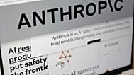 ФОТО ИЗ АРХИВА: Страницы сайта Anthropic и логотип компании отображаются на экране компьютера в Нью-Йорке 26 февраля 2026 года.