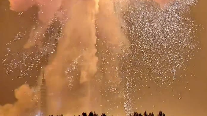 Momento en que un cohete de Blue Origin explota durante una prueba en la plataforma de lanzamiento