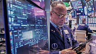 Dosya - Borsacı Robert Arciero, 22 Mayıs 2026 Cuma günü New York Menkul Kıymetler Borsası salonunda çalışırken.