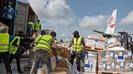 Trabalhadores descarregam material médico e de emergência doado pela União Europeia para apoiar equipas na linha da frente contra o Ébola no aeroporto nacional de Bunia