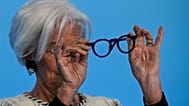 La presidenta del BCE, Christine Lagarde, observa sus gafas durante una rueda de prensa tras una reunión del Consejo de Gobierno en Fráncfort, Alemania, el 30 de abril de 2026.