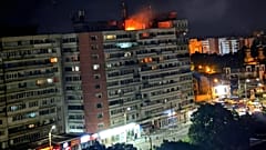 Ein Foto des rumänischen Katastrophenschutzes zeigt Flammen auf einem Wohnblock in Galați, nachdem ein Drohnenabsturz eine Explosion auslöste.