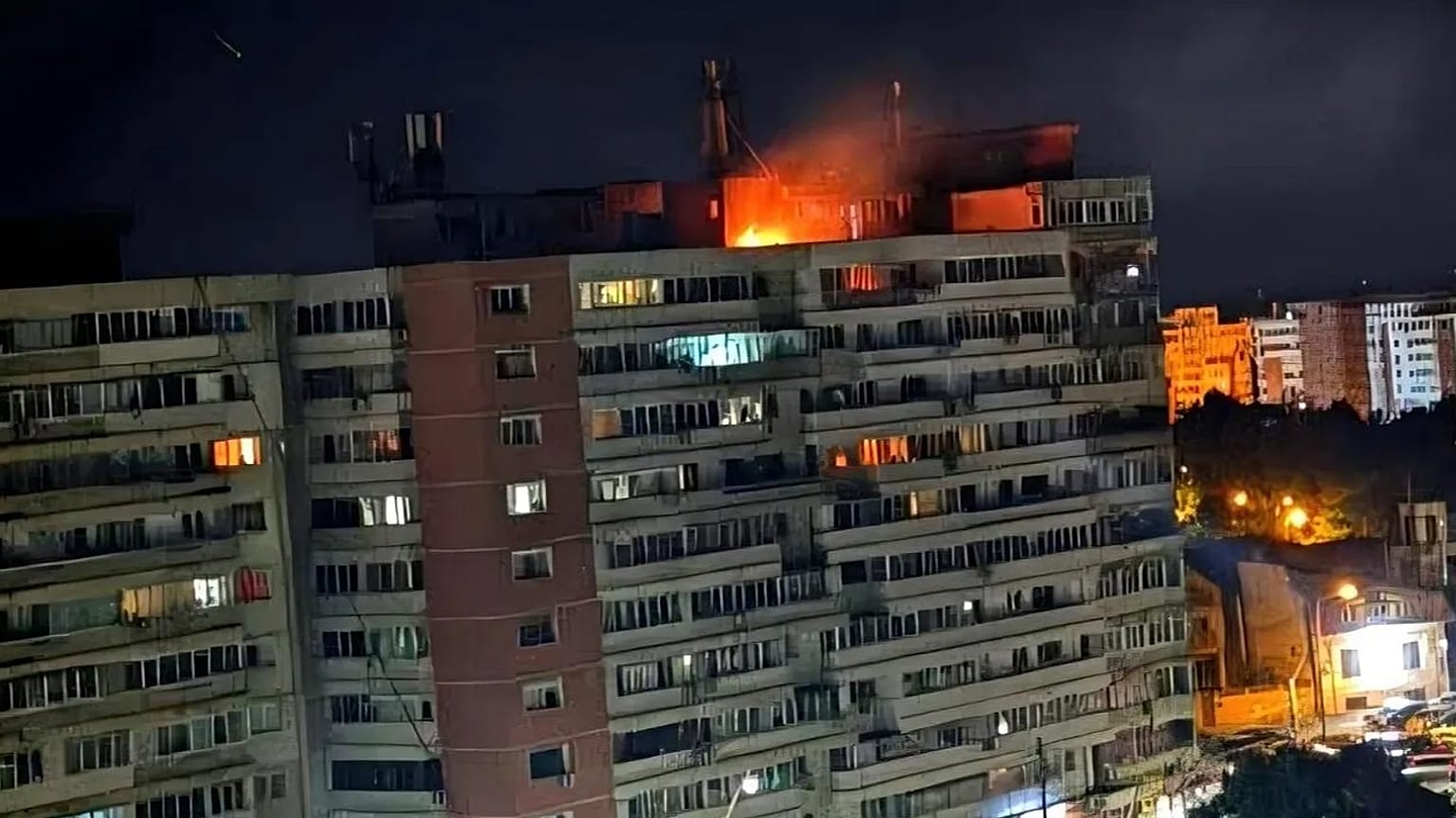 Esta foto del Departamento rumano de Emergencias muestra un incendio en la azotea de un bloque de pisos tras la explosión al caer un dron, en Gal