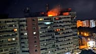 Esta foto del Departamento rumano de Emergencias muestra un incendio en la azotea de un bloque de pisos tras la explosión al caer un dron, en Gal