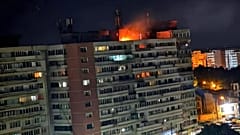 Esta foto del Departamento rumano de Emergencias muestra un incendio en la azotea de un bloque de pisos tras la explosión al caer un dron, en Gal