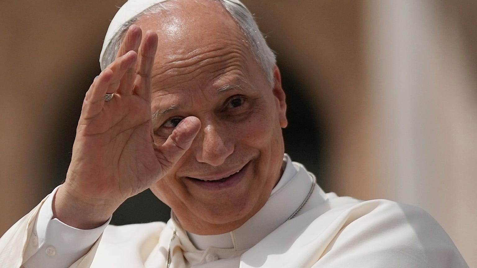 El Papa León XIV, saludando a los fieles en El Vaticano