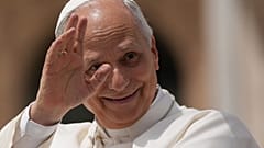 Papst Leo XIV. begrüßt Gläubige im Vatikan