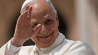El Papa León XIV, saludando a los fieles en El Vaticano