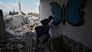 رجل يتفقد منزلاً دمر في غارة جوية إسرائيلية على قرية برج الشمالي قرب مدينة صور الساحلية الجنوبية بلبنان، الثلاثاء 26 مايو 2026. (AP Photo/محمد الزعتري)