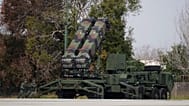 جنديان يركضان بجوار قاذفة صواريخ باتريوت قصيرة المدى المضادة للطائرات من طراز MIM-104F (PAC-3) خلال تدريب في قاعدة جوية بمدينة تايتشونغ، وسط تايوان، الأربعاء 8 يناير 2025. (صو
