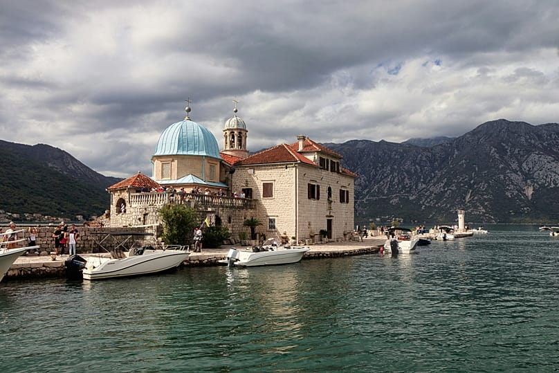 Ein Bootsausflug zur Kirche Our Lady of the Rocks gehört in Kotor zum Pflichtprogramm