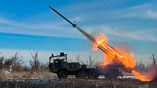 ARCHIVIO - Un lanciarazzi multiplo semovente russo apre il fuoco contro posizioni ucraine. Venerdì 6 marzo 2026.