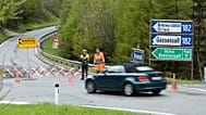 Ein Polizist kontrolliert am Freitag, den 14. Mai 2010, in Gries am Brenner im österreichischen Bundesland Tirol eine Ausweichroute von der Brennerautobahn.