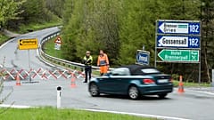 Ein Polizist kontrolliert am Freitag, den 14. Mai 2010, in Gries am Brenner im österreichischen Bundesland Tirol eine Ausweichroute von der Brennerautobahn.