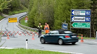 Ein Polizist kontrolliert am Freitag, den 14. Mai 2010, in Gries am Brenner im österreichischen Bundesland Tirol eine Ausweichroute von der Brennerautobahn.