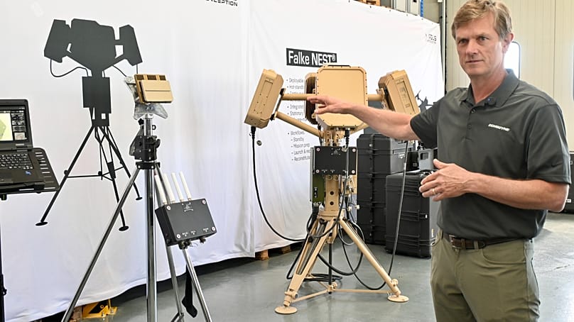Echodyne CEO Eben Frankenberg neben einem Radarsystem