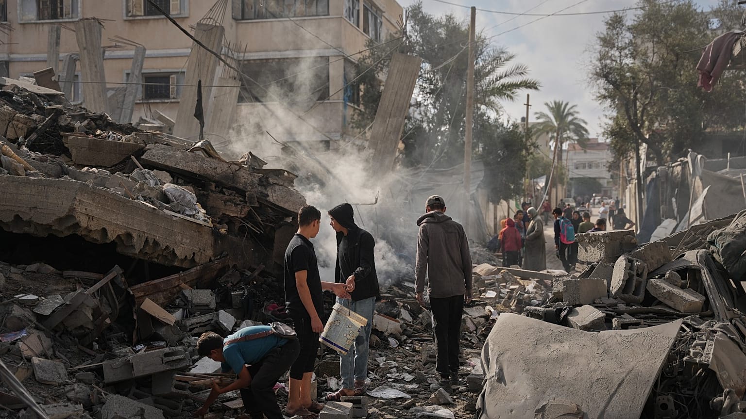 فلسطينيون يتفقدون أنقاض منزل عائلة الكرد الذي دمر في غارة جوية إسرائيلية في دير البلح بوسط قطاع غزة، الأحد 24 مايو 2026.