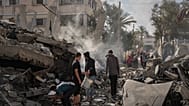 فلسطينيون يتفقدون أنقاض منزل عائلة الكرد الذي دمر في غارة جوية إسرائيلية في دير البلح بوسط قطاع غزة، الأحد 24 مايو 2026.