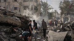 فلسطينيون يتفقدون أنقاض منزل عائلة الكرد الذي دمر في غارة جوية إسرائيلية في دير البلح بوسط قطاع غزة، الأحد 24 مايو 2026.