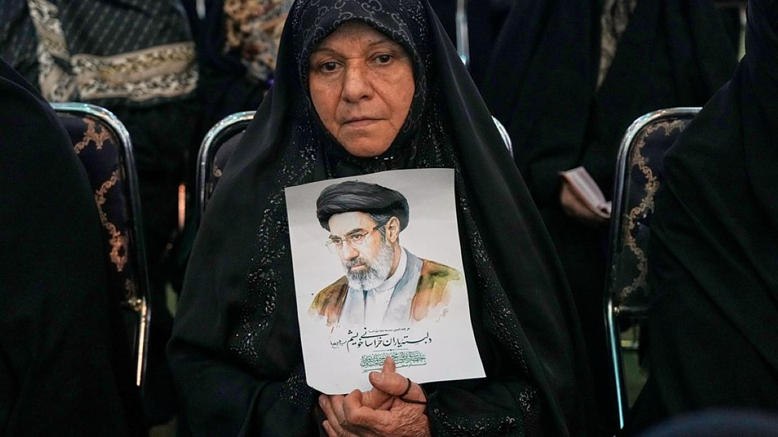  امرأة تحمل صورة المرشد الأعلى الإيراني، مجتبى خامنئي، خلال حفل تكريم في جامع الإمام الخميني الكبير في طهران، إيران، الأحد 24 مايو/أيار 2026.