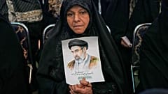  امرأة تحمل صورة المرشد الأعلى الإيراني، مجتبى خامنئي، خلال حفل تكريم في جامع الإمام الخميني الكبير في طهران، إيران، الأحد 24 مايو/أيار 2026.
