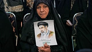  امرأة تحمل صورة المرشد الأعلى الإيراني، مجتبى خامنئي، خلال حفل تكريم في جامع الإمام الخميني الكبير في طهران، إيران، الأحد 24 مايو/أيار 2026.