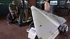 ARCHIV: Besucher betrachten eine beschädigte iranische Shahed-Drohne auf der Konferenz zur Ausweitung der Russland-Sanktionen in Kyjiw, Freitag, 27. Juni 2025