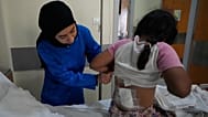 ممرضة تساعد طفلة في تغيير ضماداتها في مستشفى جبل أمل بمدينة صور الساحلية الجنوبية بلبنان، الأربعاء 27 مايو 2026، 