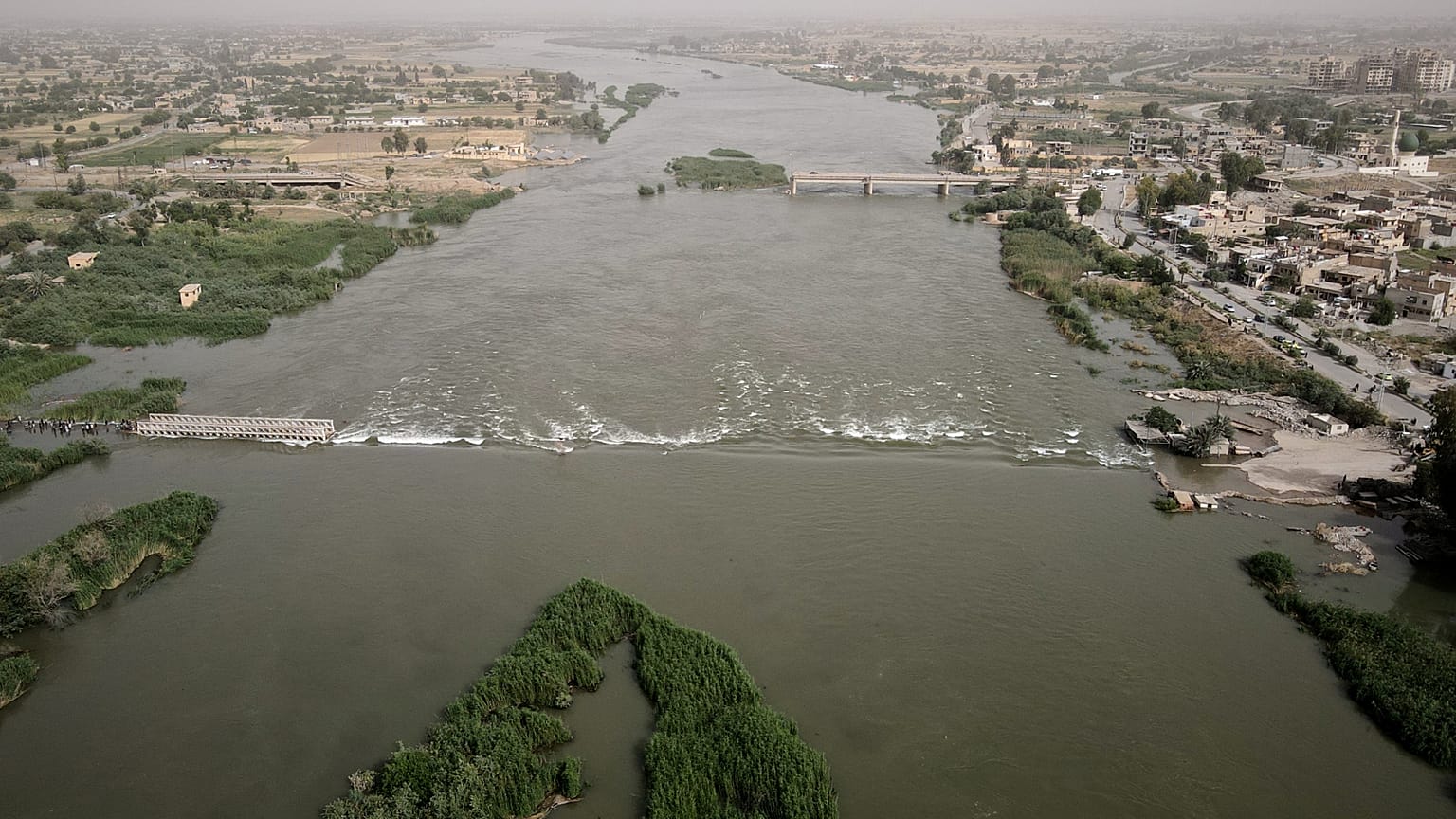 تظهر في الصورة جسور متضررة جراء فيضان مياه نهر الفرات بالقرب من دير الزور، سوريا، يوم الخميس 28 مايو 2026. (صورة من وكالة أسوشيتد برس/عمر البام)