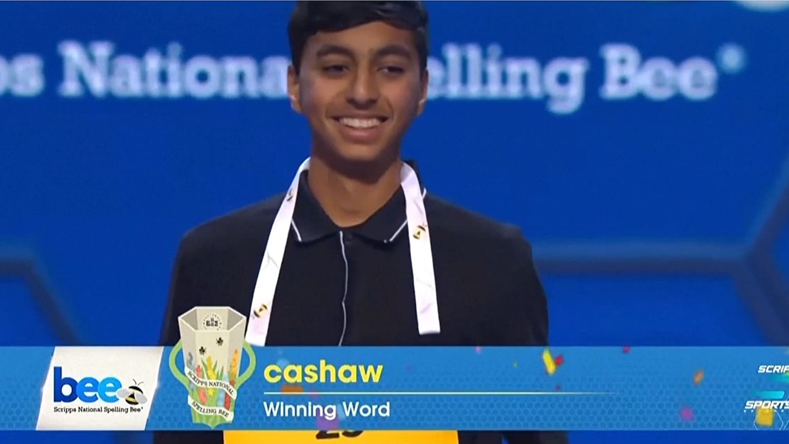 Shrey Parikh mosolyog, miután helyesen betűzte a „cashaw” szót