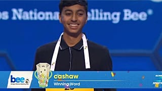 Shrey Parikh sourit après avoir correctement épelé le mot « cashaw »