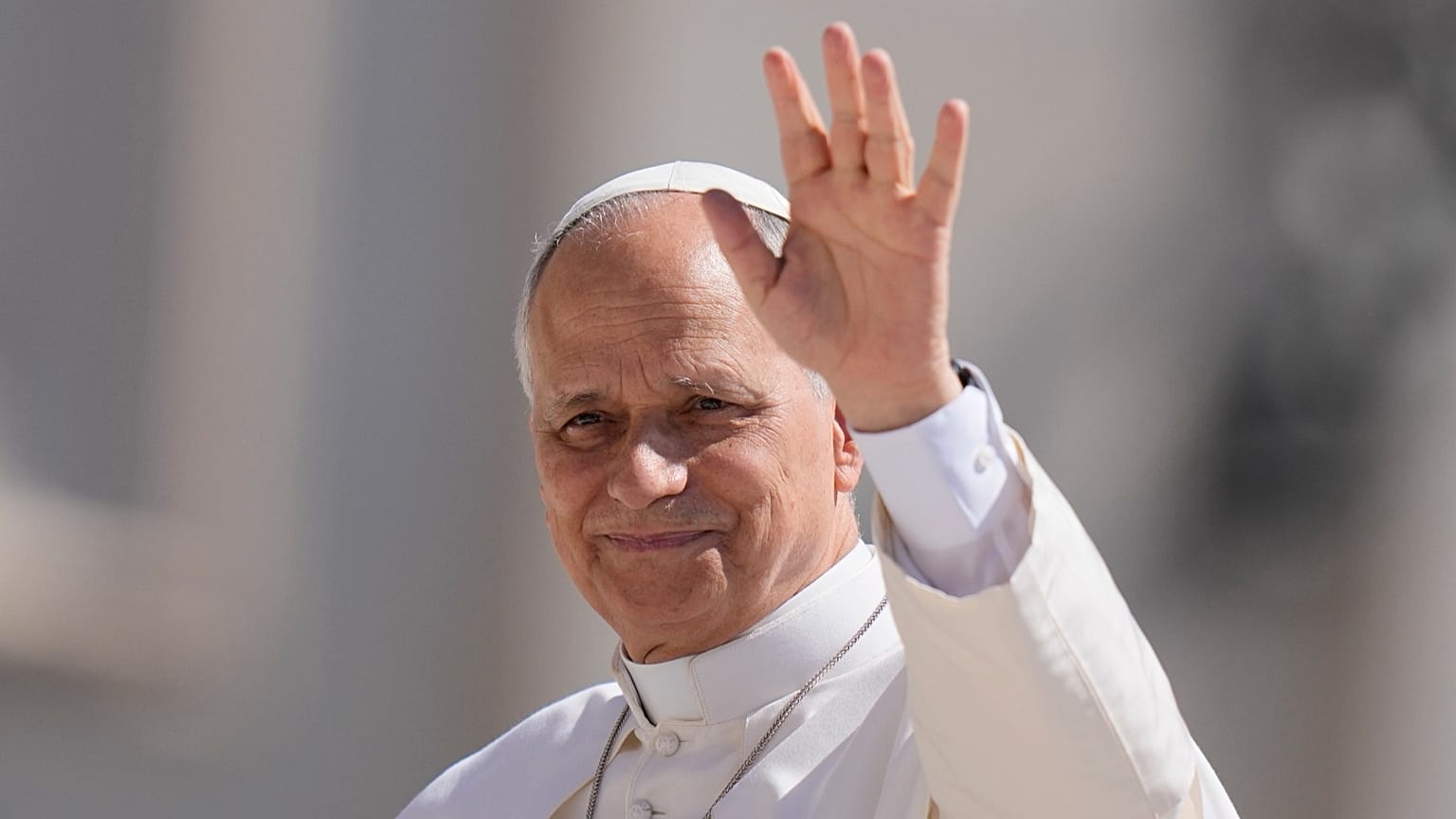 El Papa León XIV saluda a su llegada a la Plaza de San Pedro en el Vaticano para su audiencia general semanal, el 27 de mayo de 2026.