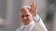 El Papa León XIV saluda a su llegada a la Plaza de San Pedro en el Vaticano para su audiencia general semanal, el 27 de mayo de 2026.