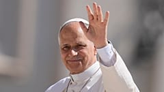 El Papa León XIV saluda a su llegada a la Plaza de San Pedro en el Vaticano para su audiencia general semanal, el 27 de mayo de 2026.