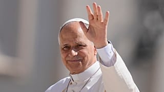 El Papa León XIV saluda a su llegada a la Plaza de San Pedro en el Vaticano para su audiencia general semanal, el 27 de mayo de 2026.