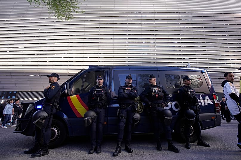 ARCHIVO: Un grupo de agentes de la Policía Nacional hace guardia frente al estadio Santiago Bernabéu. 