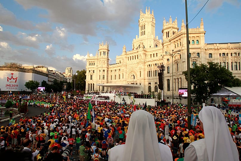 ARCHIVO: El Papa Benedicto XVI, en una oración en la plaza de Cibeles, el 18 de agosto de 2011, durante una visita con motivo de la Jornada Mundial de la Juventud.