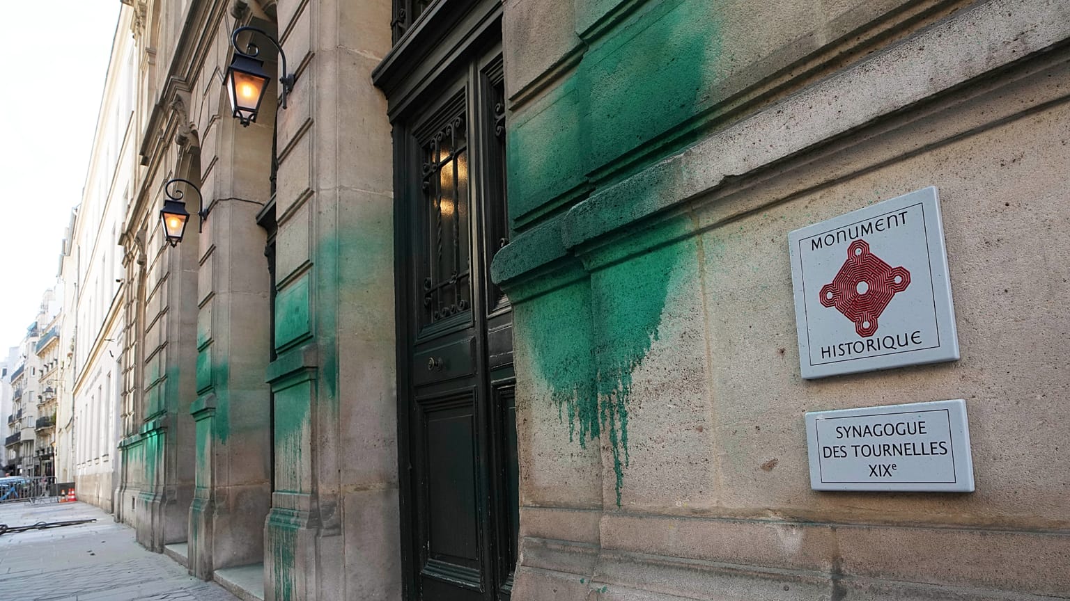 Plusieurs sites juifs de la capitale ont été recouverts de peinture verte, mai 2025.
