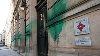 Plusieurs sites juifs de la capitale ont été recouverts de peinture verte, mai 2025.